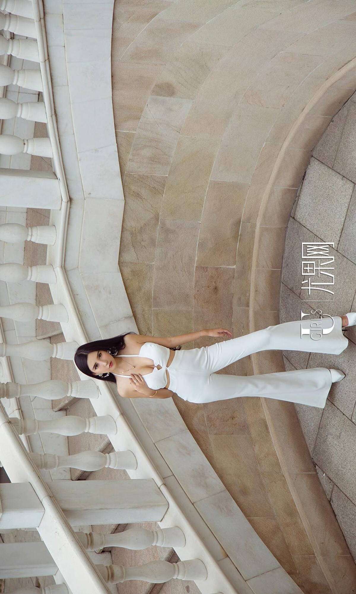 [爱尤物]2018APP NO.1208 艾霓莎一花路放